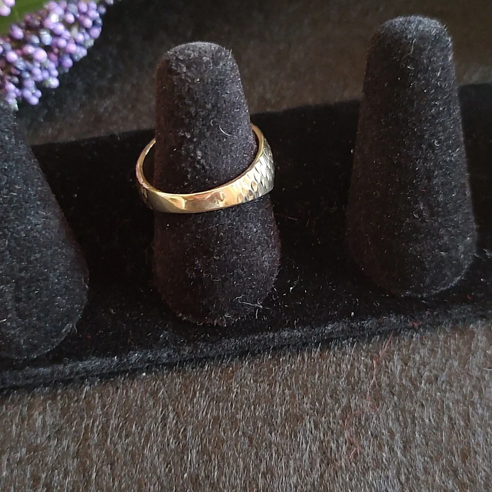 10k Gold Diamond cut Cigar band ring - Picture 2 of 5